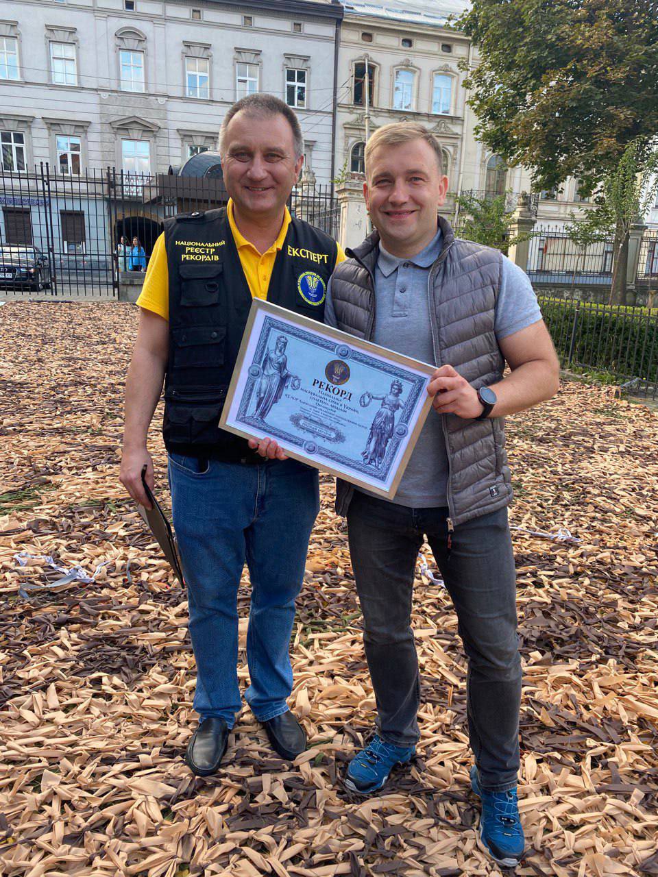 Во Львове сплели самую большую маскировочную сетку в Украине и установили национальный рекорд (фото)